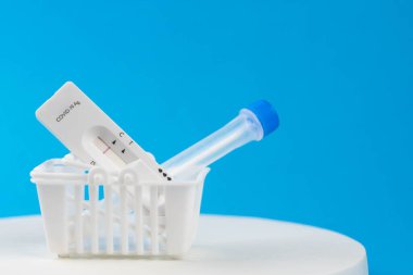 Coronavirus covid 19 için antijen testi al. Laboratuvar kartı koronası hızlı test cihazı. Eczane konsepti. Olumsuz sonuç. Sıhhiye çubuğu, tüp yerleştirin. 