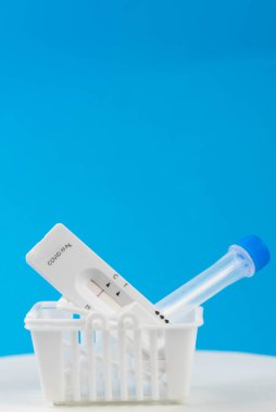 Coronavirus covid 19 için antijen testi al. Laboratuvar kartı koronası hızlı test cihazı. Eczane konsepti. Olumsuz sonuç. Sıhhiye çubuğu, tüp yerleştirin. 