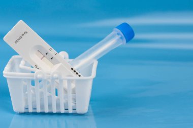 Coronavirus covid 19 için antijen testi al. Laboratuvar kartı koronası hızlı test cihazı. Eczane konsepti. Olumsuz sonuç. Sıhhiye çubuğu, tüp yerleştirin. 