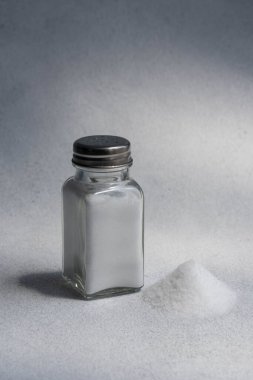 Tuzluktan bir yığın tuz, tuz, aşırı tuz alımı ve beyaz ölüm kavramı. 