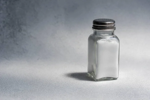 Ein Haufen Salz Aus Dem Salzstreuer Wort Salz Konzept Übermäßige — Stockfoto
