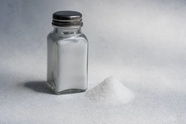 塩のシェーカーからの塩の山 言葉の塩 概念過剰な塩の摂取と白死 — ストック写真