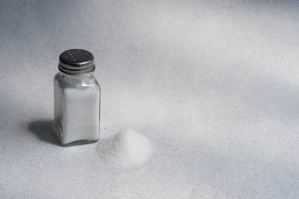 Hög Salt Från Saltshaker Ordsalt Begreppsmässigt Överdrivet Saltintag Och Vit — Stockfoto