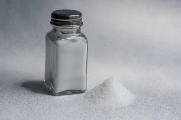 塩のシェーカーからの塩の山 言葉の塩 概念過剰な塩の摂取と白死 — ストック写真