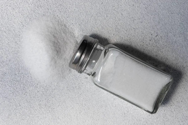 Hög Salt Från Saltshaker Ordsalt Begreppsmässigt Överdrivet Saltintag Och Vit — Stockfoto