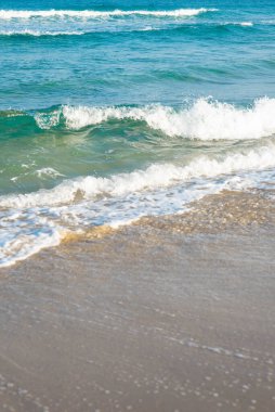 Deniz ya da okyanus manzarası. Güneşin altında deniz dalgaları. Yaz tatili ve seyahat konsepti. Su dalgası yüzeyi. Kumsal. 