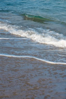 Deniz ya da okyanus manzarası. Güneşin altında deniz dalgaları. Yaz tatili ve seyahat konsepti. Su dalgası yüzeyi. Kumsal. 