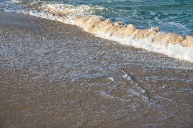 Deniz ya da okyanus manzarası. Güneşin altında deniz dalgaları. Yaz tatili ve seyahat konsepti. Su dalgası yüzeyi. Kumsal. 