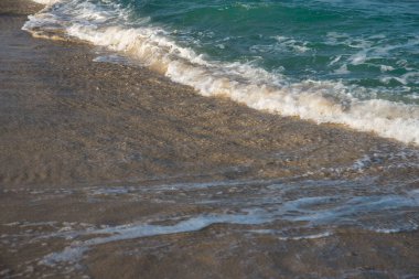 Deniz ya da okyanus manzarası. Güneşin altında deniz dalgaları. Yaz tatili ve seyahat konsepti. Su dalgası yüzeyi. Kumsal. 