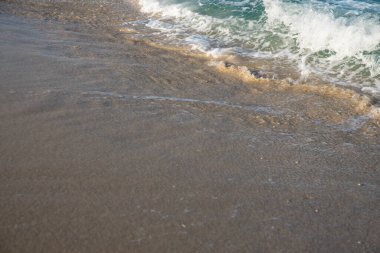 Deniz ya da okyanus manzarası. Güneşin altında deniz dalgaları. Yaz tatili ve seyahat konsepti. Su dalgası yüzeyi. Kumsal. 