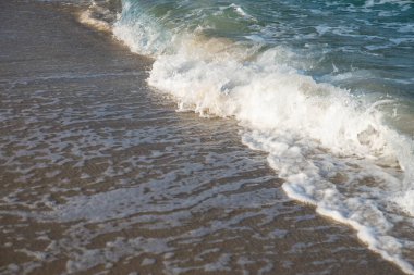 Deniz ya da okyanus manzarası. Güneşin altında deniz dalgaları. Yaz tatili ve seyahat konsepti. Su dalgası yüzeyi. Kumsal. 
