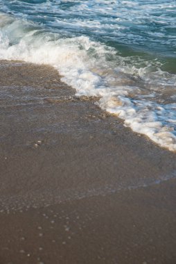 Deniz ya da okyanus manzarası. Güneşin altında deniz dalgaları. Yaz tatili ve seyahat konsepti. Su dalgası yüzeyi. Kumsal. 
