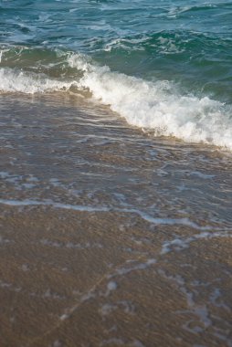 Deniz ya da okyanus manzarası. Güneşin altında deniz dalgaları. Yaz tatili ve seyahat konsepti. Su dalgası yüzeyi. Kumsal. 