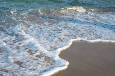 Deniz ya da okyanus manzarası. Güneşin altında deniz dalgaları. Yaz tatili ve seyahat konsepti. Su dalgası yüzeyi. Kumsal. 