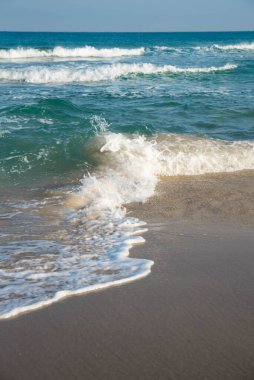 Deniz ya da okyanus manzarası. Güneşin altında deniz dalgaları. Yaz tatili ve seyahat konsepti. Su dalgası yüzeyi. Kumsal. 