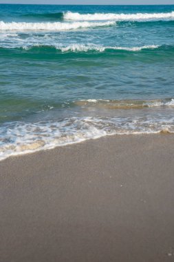 Deniz ya da okyanus manzarası. Güneşin altında deniz dalgaları. Yaz tatili ve seyahat konsepti. Su dalgası yüzeyi. Kumsal. 