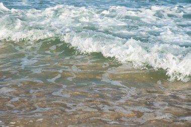 Deniz ya da okyanus manzarası. Güneşin altında deniz dalgaları. Yaz tatili ve seyahat konsepti. Su dalgası yüzeyi. Kumsal. 