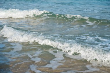 Deniz ya da okyanus manzarası. Güneşin altında deniz dalgaları. Yaz tatili ve seyahat konsepti. Su dalgası yüzeyi. Kumsal. 