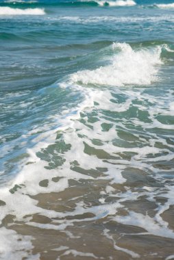 Deniz ya da okyanus manzarası. Güneşin altında deniz dalgaları. Yaz tatili ve seyahat konsepti. Su dalgası yüzeyi. Kumsal. 