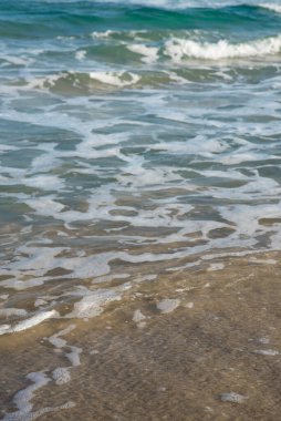 Deniz ya da okyanus manzarası. Güneşin altında deniz dalgaları. Yaz tatili ve seyahat konsepti. Su dalgası yüzeyi. Kumsal. 