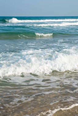 Deniz ya da okyanus manzarası. Güneşin altında deniz dalgaları. Yaz tatili ve seyahat konsepti. Su dalgası yüzeyi. Kumsal. 