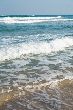 Deniz ya da okyanus manzarası. Güneşin altında deniz dalgaları. Yaz tatili ve seyahat konsepti. Su dalgası yüzeyi. Kumsal. 