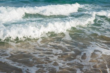 Deniz ya da okyanus manzarası. Güneşin altında deniz dalgaları. Yaz tatili ve seyahat konsepti. Su dalgası yüzeyi. Kumsal. 