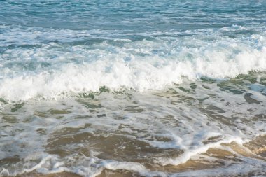 Deniz ya da okyanus manzarası. Güneşin altında deniz dalgaları. Yaz tatili ve seyahat konsepti. Su dalgası yüzeyi. Kumsal. 