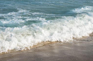 Deniz ya da okyanus manzarası. Güneşin altında deniz dalgaları. Yaz tatili ve seyahat konsepti. Su dalgası yüzeyi. Kumsal. 