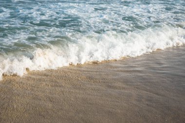Deniz ya da okyanus manzarası. Güneşin altında deniz dalgaları. Yaz tatili ve seyahat konsepti. Su dalgası yüzeyi. Kumsal. 