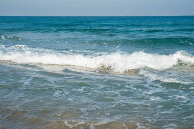 Deniz ya da okyanus manzarası. Güneşin altında deniz dalgaları. Yaz tatili ve seyahat konsepti. Su dalgası yüzeyi. Kumsal. 