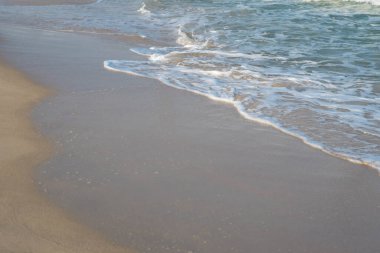 Deniz ya da okyanus manzarası. Güneşin altında deniz dalgaları. Yaz tatili ve seyahat konsepti. Su dalgası yüzeyi. Kumsal. 