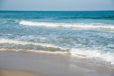 Deniz ya da okyanus manzarası. Güneşin altında deniz dalgaları. Yaz tatili ve seyahat konsepti. Su dalgası yüzeyi. Kumsal. 