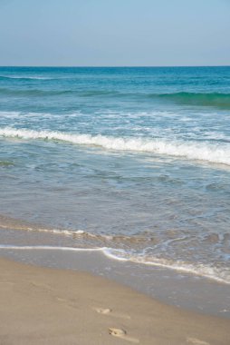 Deniz ya da okyanus manzarası. Güneşin altında deniz dalgaları. Yaz tatili ve seyahat konsepti. Su dalgası yüzeyi. Kumsal. 