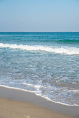 Deniz ya da okyanus manzarası. Güneşin altında deniz dalgaları. Yaz tatili ve seyahat konsepti. Su dalgası yüzeyi. Kumsal. 