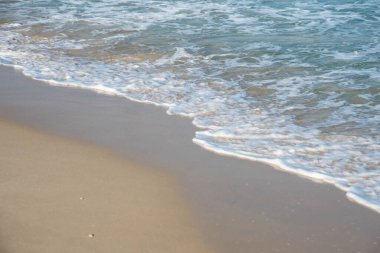 Deniz ya da okyanus manzarası. Güneşin altında deniz dalgaları. Yaz tatili ve seyahat konsepti. Su dalgası yüzeyi. Kumsal. 