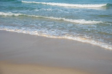 Deniz ya da okyanus manzarası. Güneşin altında deniz dalgaları. Yaz tatili ve seyahat konsepti. Su dalgası yüzeyi. Kumsal. 