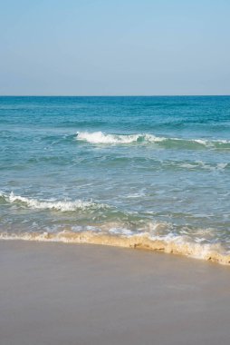 Deniz ya da okyanus manzarası. Güneşin altında deniz dalgaları. Yaz tatili ve seyahat konsepti. Su dalgası yüzeyi. Kumsal. 