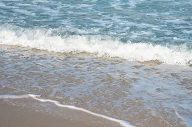 Deniz ya da okyanus manzarası. Güneşin altında deniz dalgaları. Yaz tatili ve seyahat konsepti. Su dalgası yüzeyi. Kumsal. 