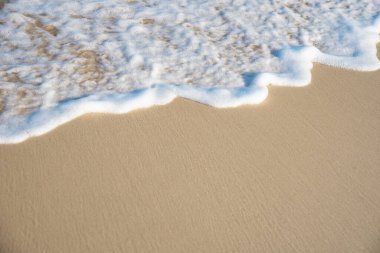 Deniz ya da okyanus manzarası. Güneşin altında deniz dalgaları. Yaz tatili ve seyahat konsepti. Su dalgası yüzeyi. Kumsal. 