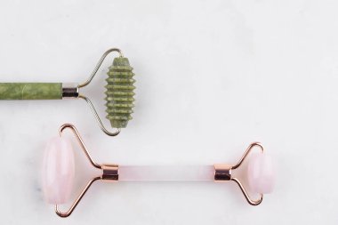 Yüz silindiri ve Guasha masaj aleti. Yüz bakımı ve anti-yaş ürünleri. Çin Gua Sha masaj aletleri gül kuvars. 