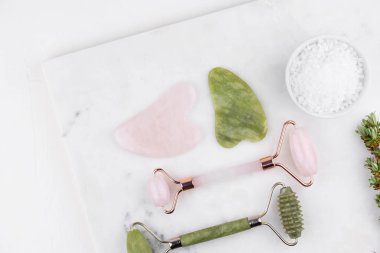 Yüz silindiri ve Guasha masaj aleti. Yüz bakımı ve anti-yaş ürünleri. Çin Gua Sha masaj aletleri gül kuvars. 