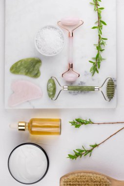 Yüz silindiri ve Guasha masaj aleti. Yüz bakımı ve anti-yaş ürünleri. Çin Gua Sha masaj aletleri gül kuvars. 