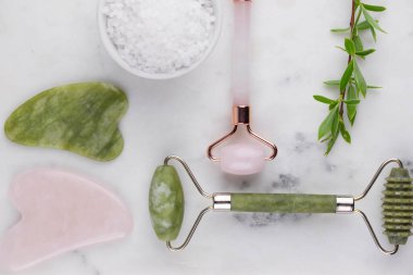 Yüz silindiri ve Guasha masaj aleti. Yüz bakımı ve anti-yaş ürünleri. Çin Gua Sha masaj aletleri gül kuvars. 