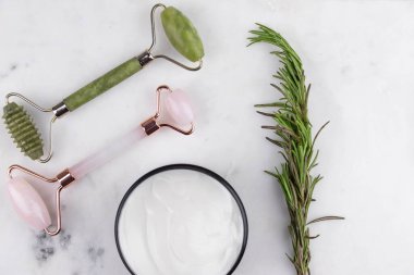 Yüz silindiri ve Guasha masaj aleti. Yüz bakımı ve anti-yaş ürünleri. Çin Gua Sha masaj aletleri gül kuvars. 