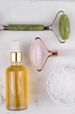 Yüz silindiri ve Guasha masaj aleti. Yüz bakımı ve anti-yaş ürünleri. Çin Gua Sha masaj aletleri gül kuvars. 