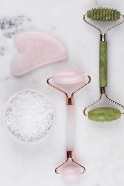 Yüz silindiri ve Guasha masaj aleti. Yüz bakımı ve anti-yaş ürünleri. Çin Gua Sha masaj aletleri gül kuvars. 