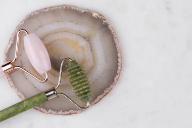 Yüz silindiri ve Guasha masaj aleti. Yüz bakımı ve anti-yaş ürünleri. Çin Gua Sha masaj aletleri gül kuvars. 