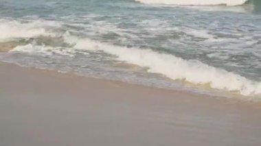 Deniz ya da okyanus manzarası. Güneşin altında deniz dalgaları. Yaz tatili ve seyahat konsepti. Su dalgası yüzeyi. Kumsal. 