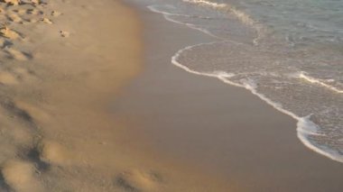 Deniz ya da okyanus manzarası. Güneşin altında deniz dalgaları. Yaz tatili ve seyahat konsepti. Su dalgası yüzeyi. Kumsal. 